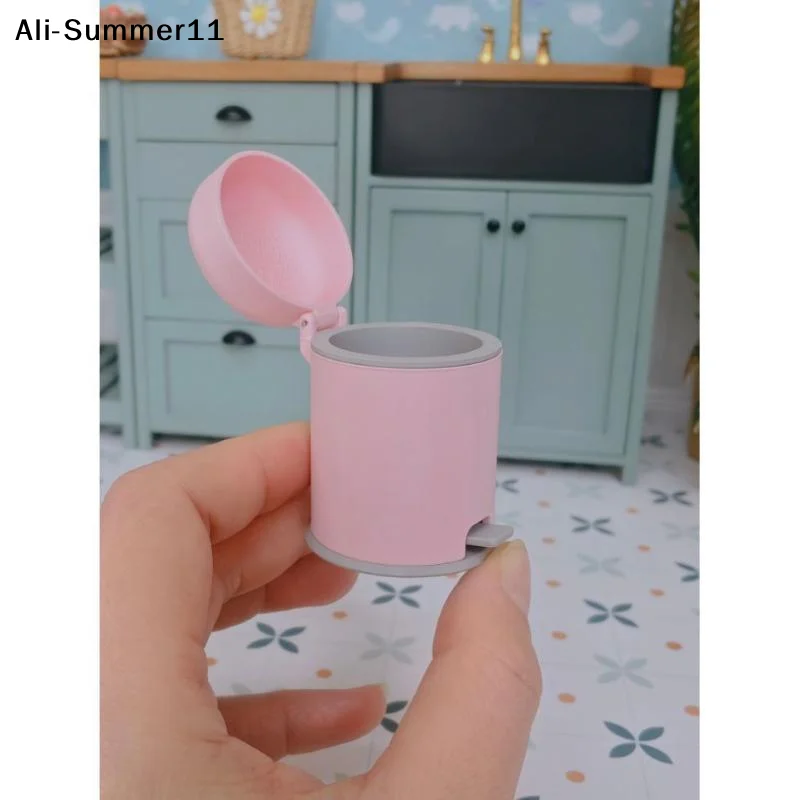 【Y11】Miniature Garbage Can Ornament 1/12 Dollhouse Miniature Foot-operated Trash Can Model Miniature Furniture Scene Decor