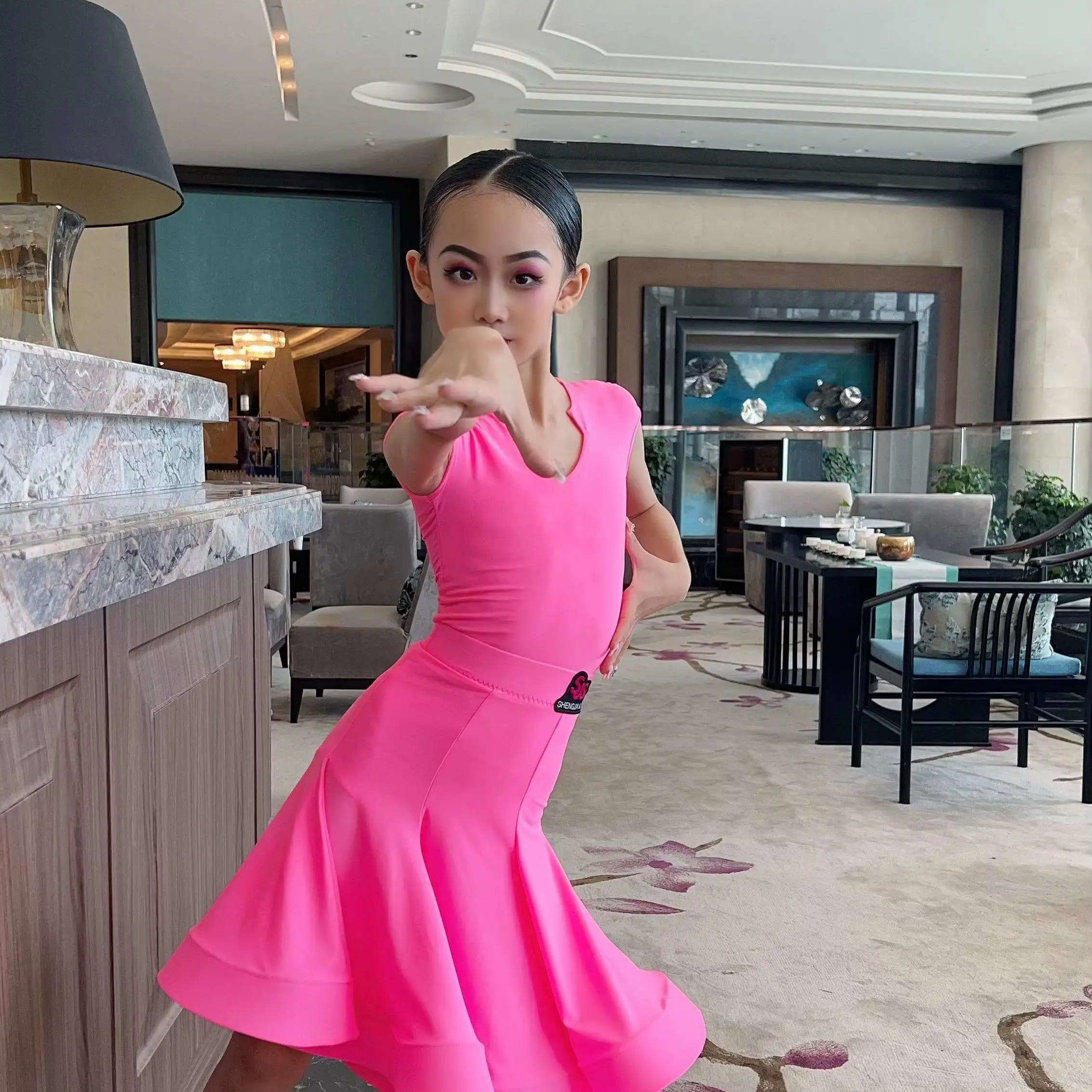 2024 Meisjes Latin Dance Performance Kostuums Roze Ronde V-Hals Tops Split Rokken Pak Chacha Rumba Tango Latin Kleding Dn18934