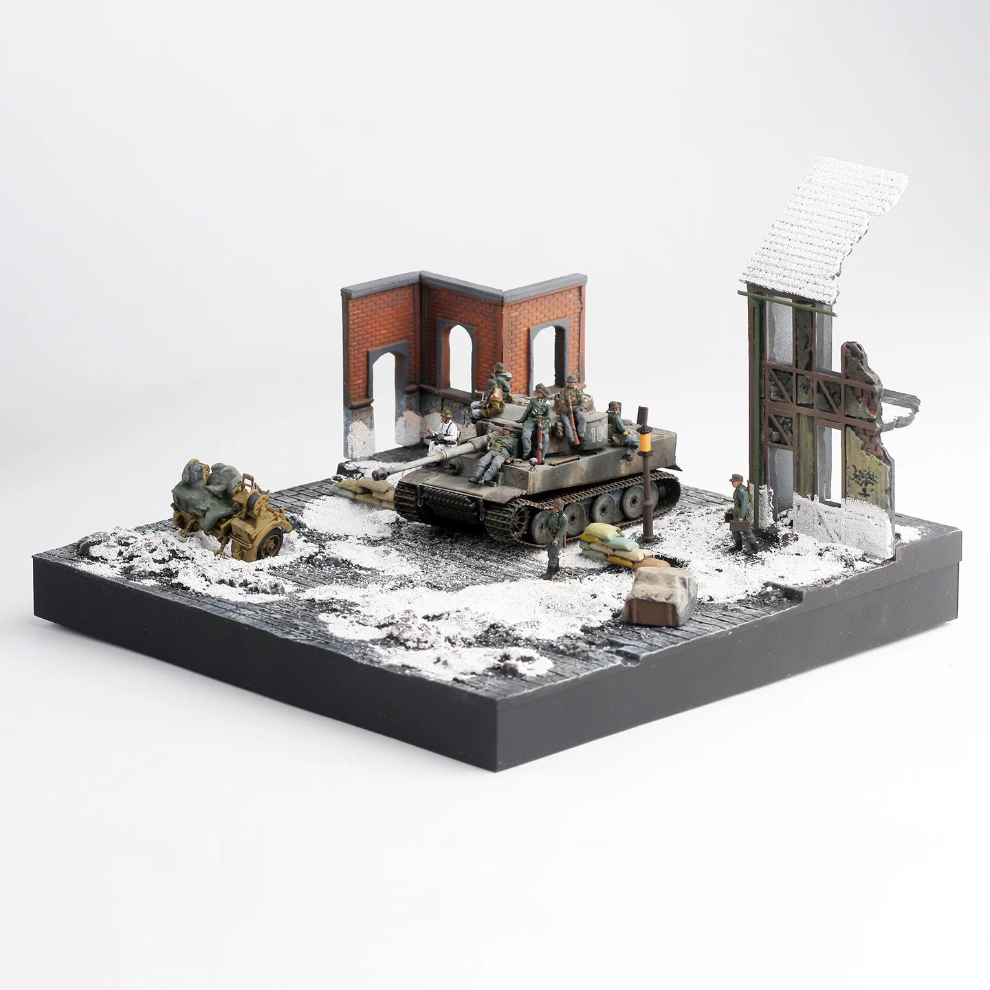 

1:72 Scale Resin/Plastic World War II European Street Snow Scene Accessories Model Tank Sandtable Scene Terrain Static Display