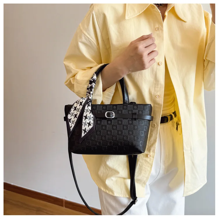 

Vintage Scarf Tote Bag Fashion Large Capacity Shoulder Bag for Women Versatile Crossbody Purse Retro Commuter Bag Elegant Scarf