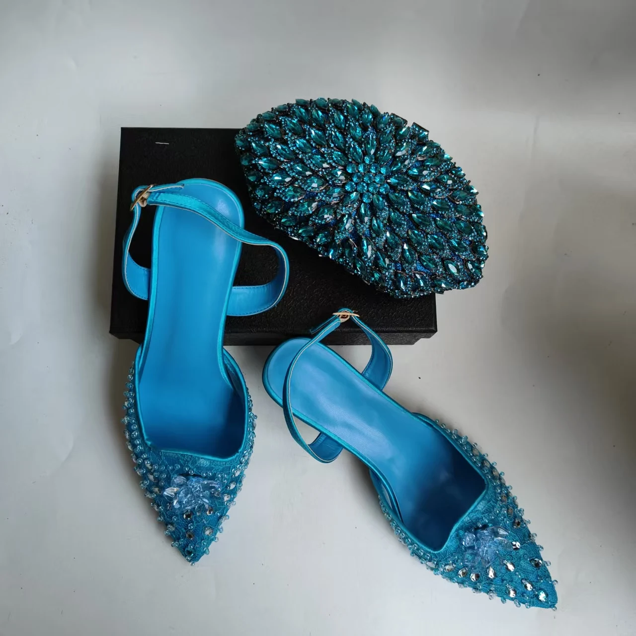 

LNATISNOVA Элегантный женский комплект: туфли-лодочки на шпильке и сумка, сандалии на высоком каблуке с ажурными стразами и синими камнями, сумка в тон обуви