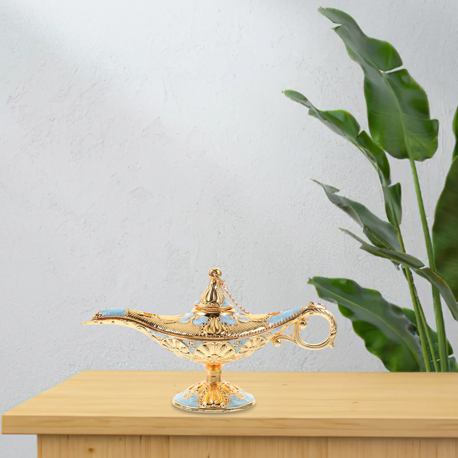 Metal Luxury Lamp Ornament with Handle Vintage Desktop Decoration Banquet Ornament Creative Charming Light Decor for Home