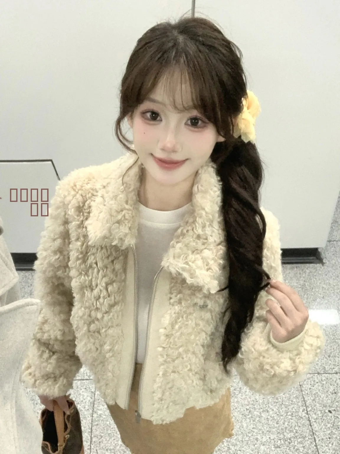 

Ультрамодная женская куртка из овечьей шерсти 2025 года: осенне-зимняя, маленький размер, уютная, пушистая, теплая, свободного кроя, на молнии