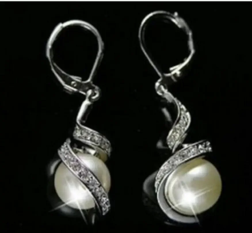 

Серьги-подвески с белым жемчугом и ракушками Южного моря 12 мм