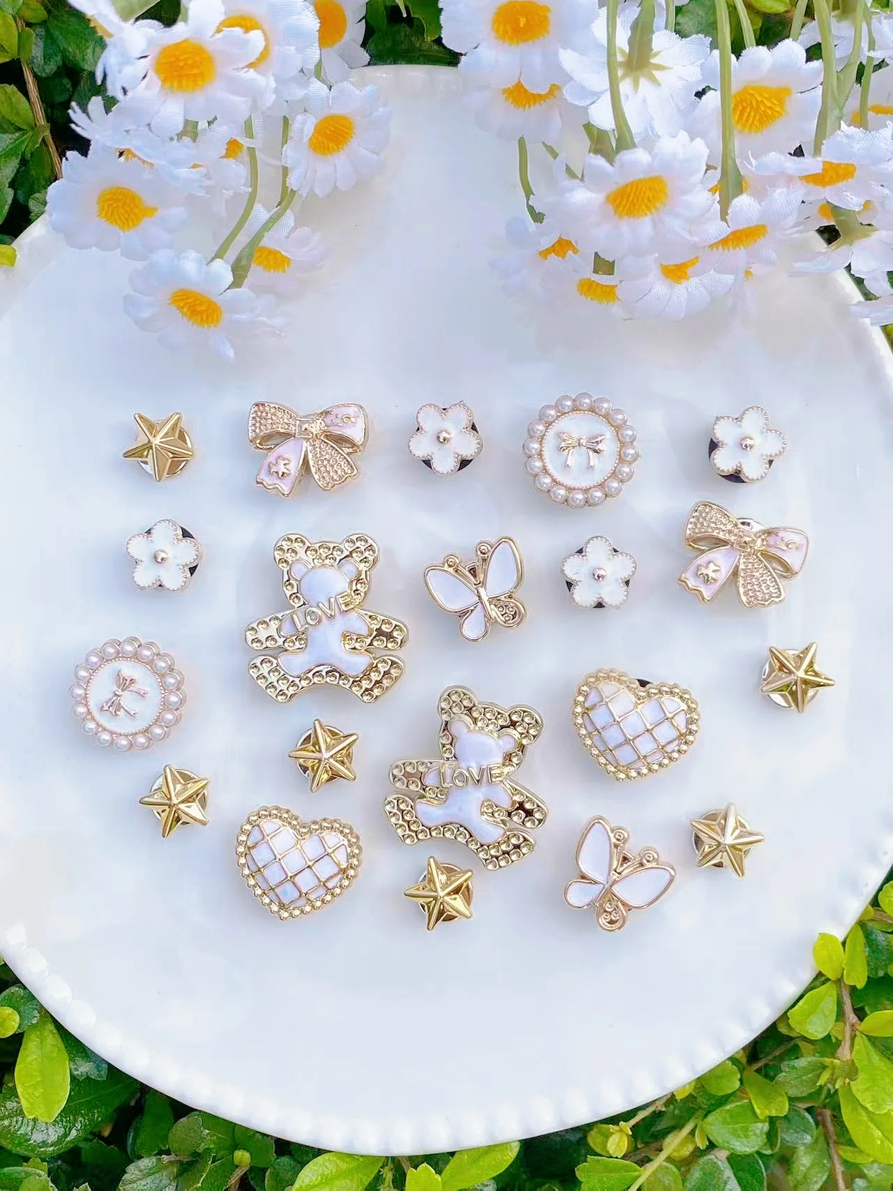 20 زينة بإبزيم أحذية DIY مثل الدببة البيضاء والذهبية والقلوب والأقواس والنجوم والفراشات وكذلك متعددة الوظائف