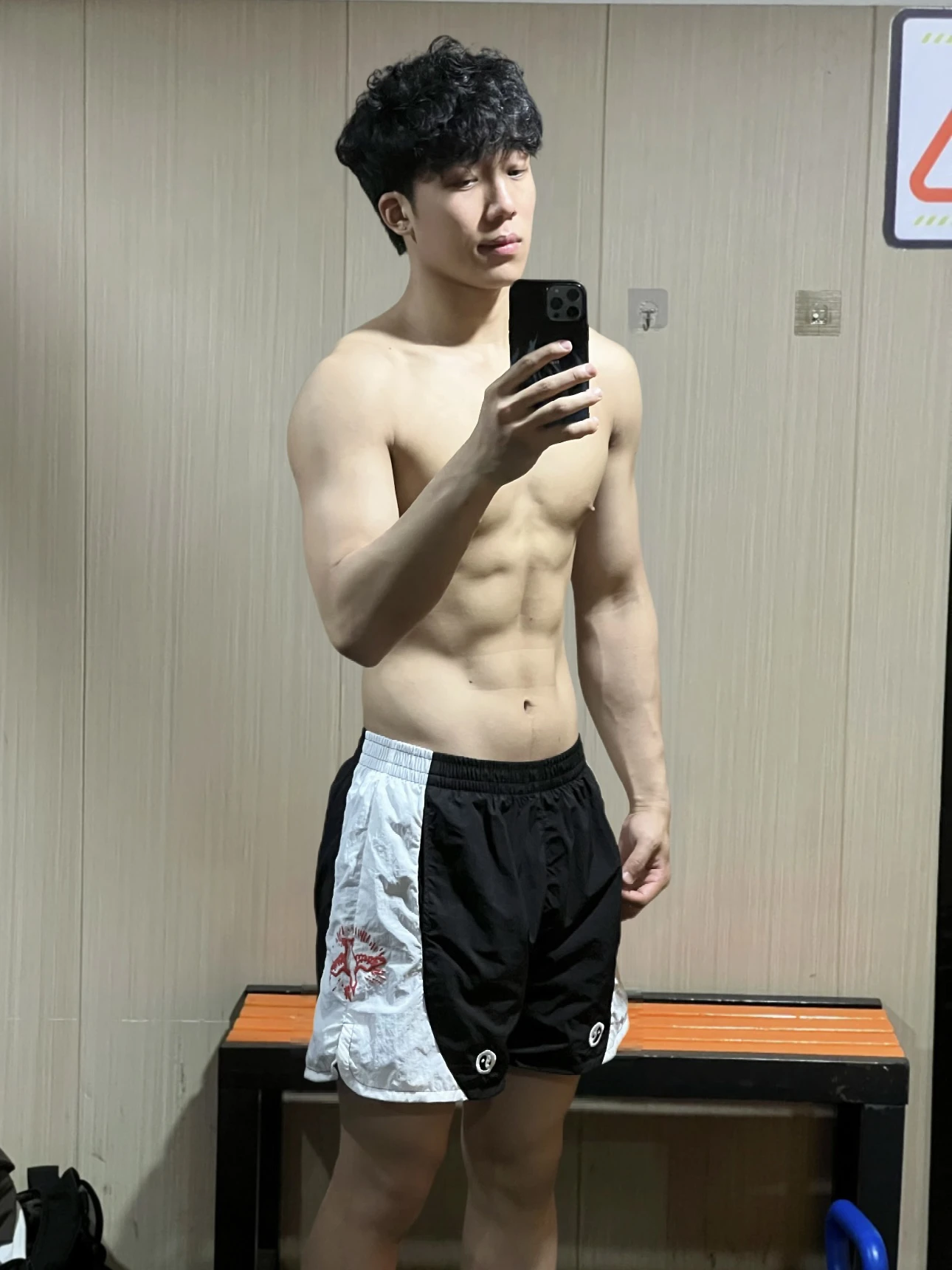 태극권 시리즈 컬러 블록 피트니스 스포츠 남성용 느슨한 무릎 길이 캐주얼 바지 젊은 에너지 스타일 짧은 스트레이트 튜브