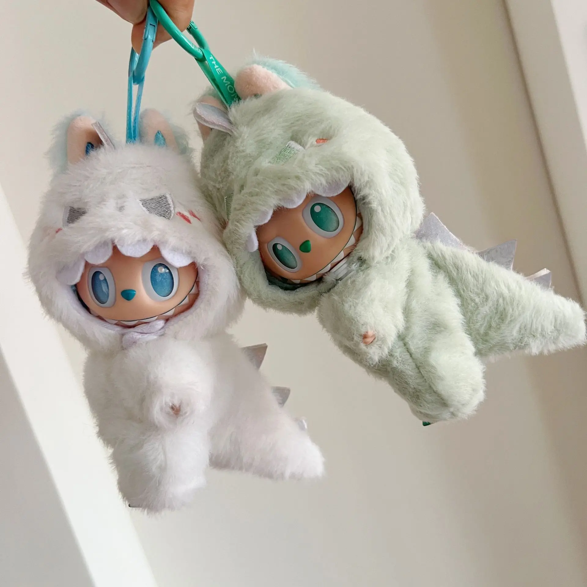 ชุดไดโนเสาร์สีชมพูน่ารักสำหรับ Labubu V1 V3 พร้อมชุดไดโนเสาร์ตุ๊กตาขนนุ่มสำหรับตุ๊กตา Ladbubu อุปกรณ์เสริม ของขวัญคริสต์มาส