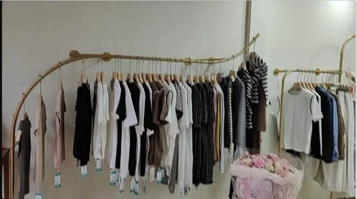 Clothing store display stand wall-mounted women's clothing store wall-mounted clothesline display stand