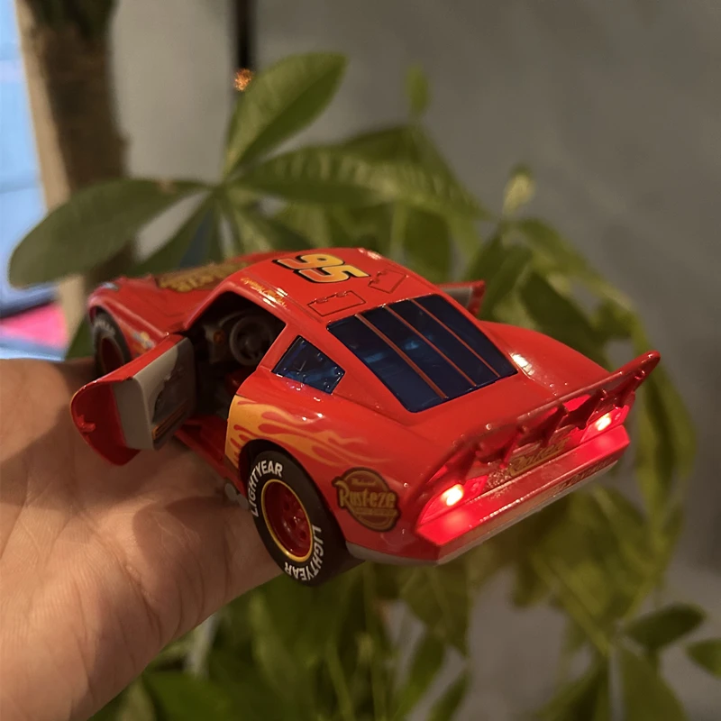 Modèle réduit de voiture Rains Mcqueen en métal moulé sous pression avec lumières, Disney Toy Story 3, roue arrière nervurée, crachez votre langue, jouets à inertie