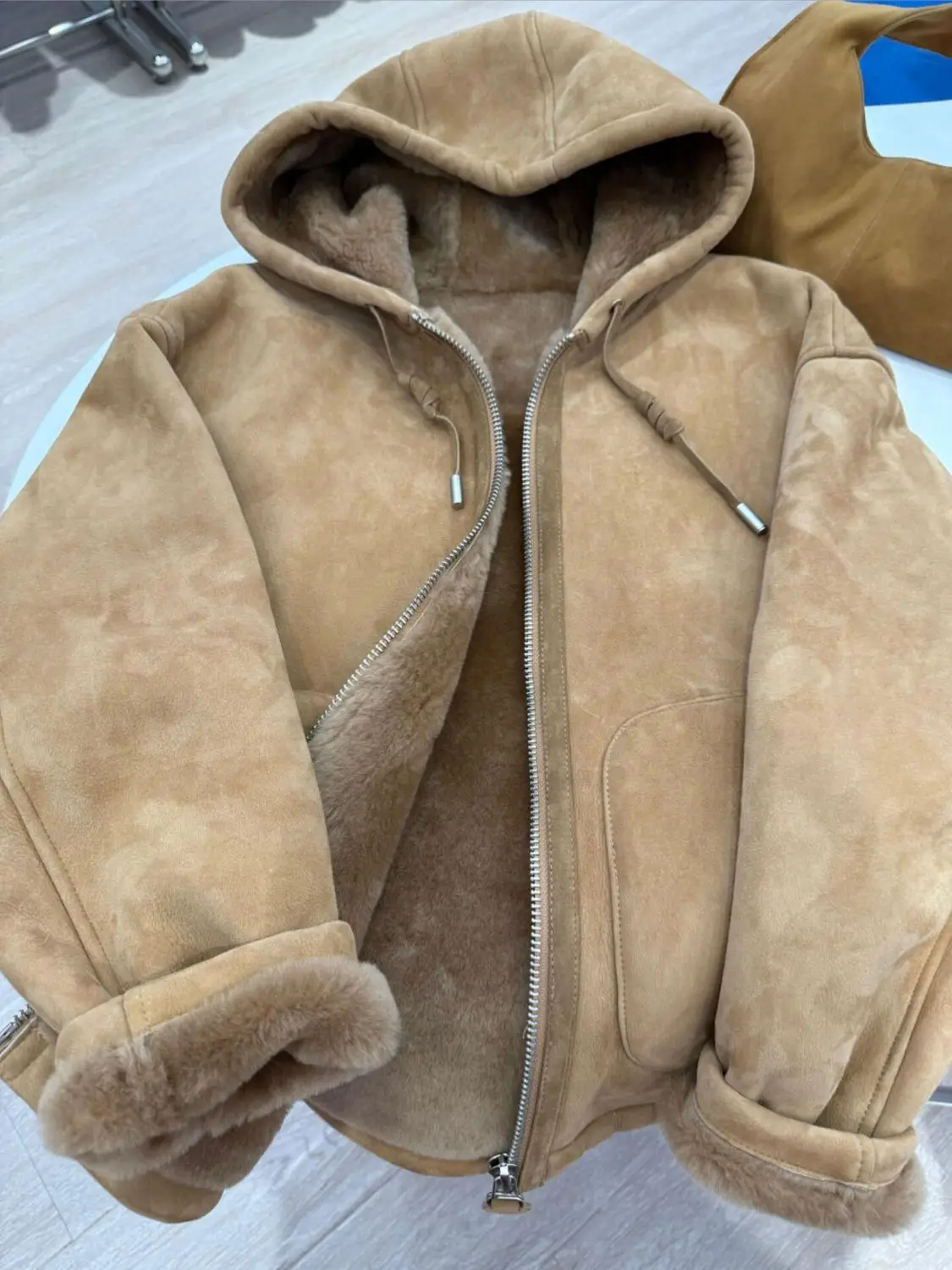 

Зимняя утепленная кожаная куртка с мехом, очень большого размера, 300 Pou, с капюшоном, из овечьего меха, модная американская женская короткая куртка