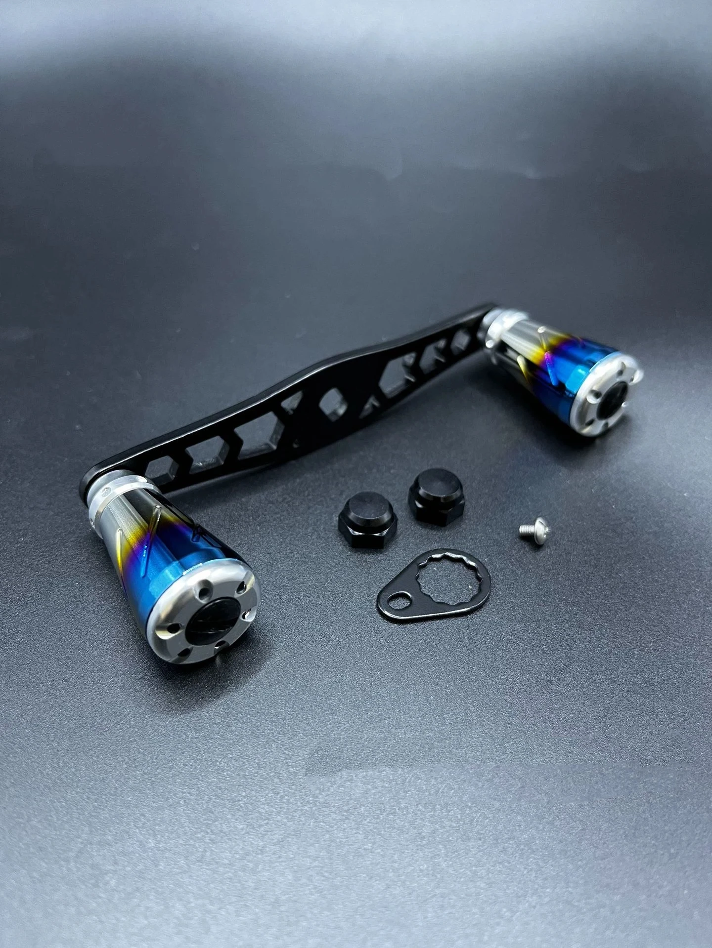 Zweifarbiger CNC-Aluminiumlegierungs-Baitcasting-Rollenhebel, farbenfroher DIY-Modifikations-Power-Griffknopf, ultra-glatter, plattierter Mechanismus – Detail 7