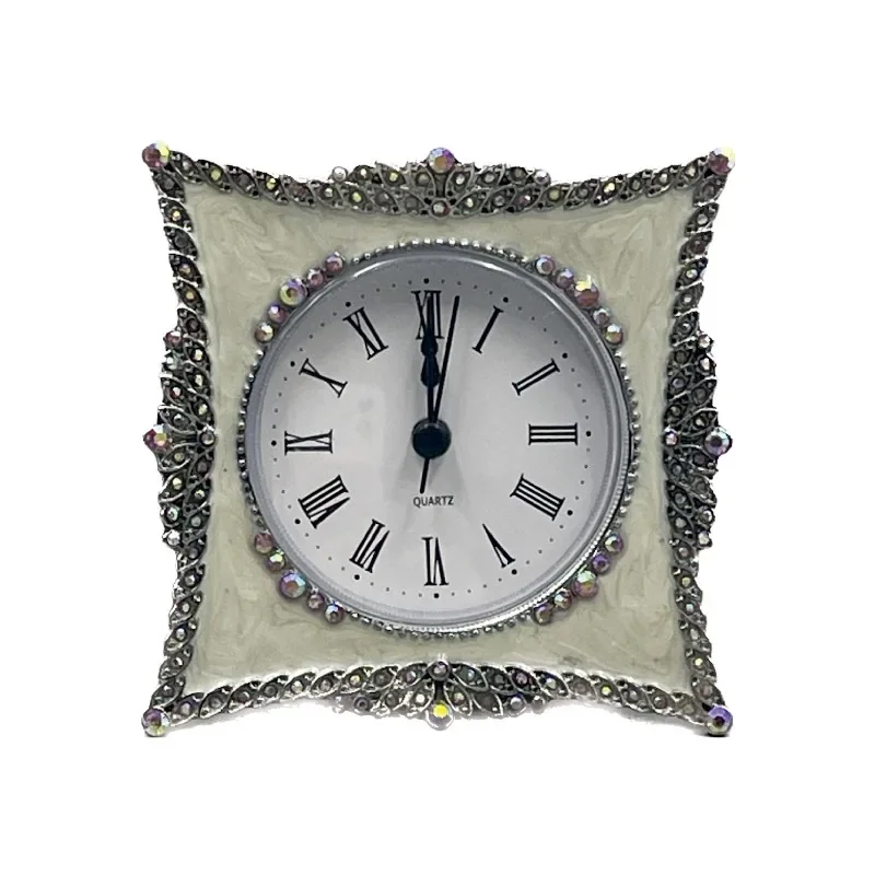 Spot European creative desk clock, simple retro e-commerce hot-selling home decoration, small desk clock