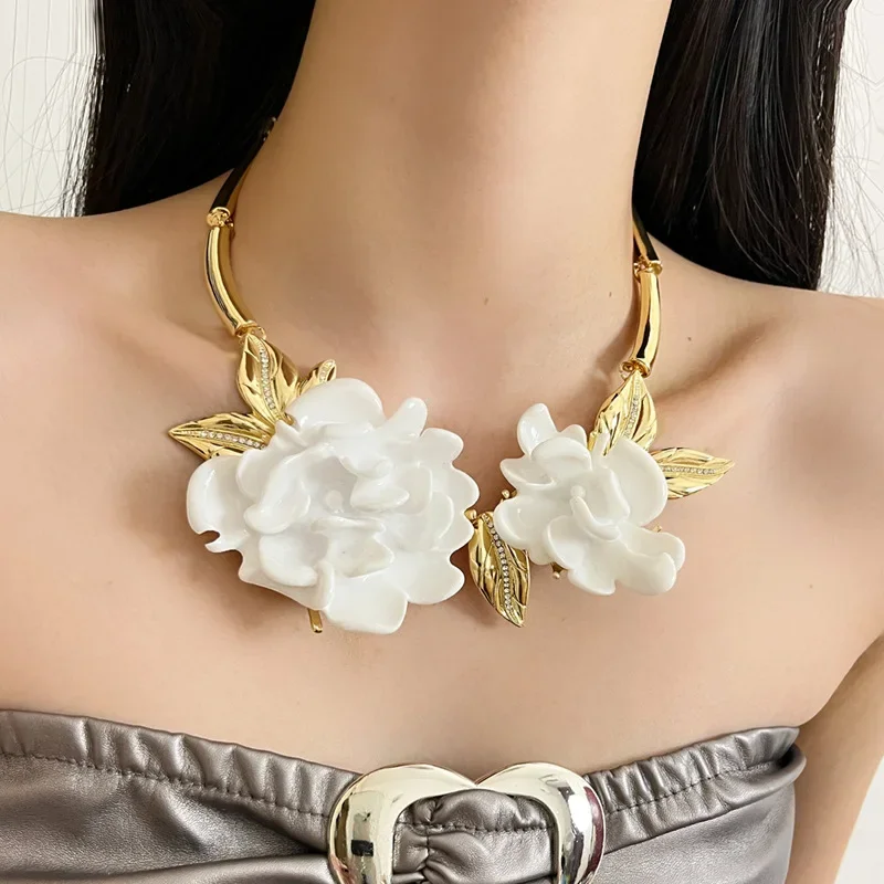 ZR exaggerated design resin big flower necklace 2024 new high-grade metal stitching sweater chain women's fashion jewelry