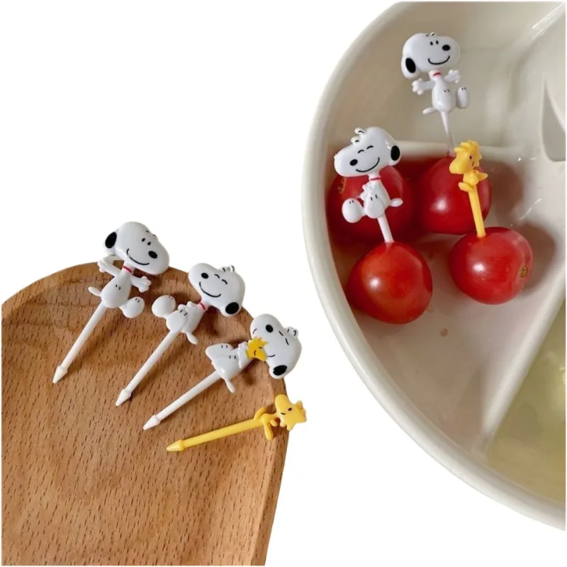 Snoopy cartoon cute creative three-dimensional puppy pattern children\'s lunch fruit fork Japanese popular high-value cake fork