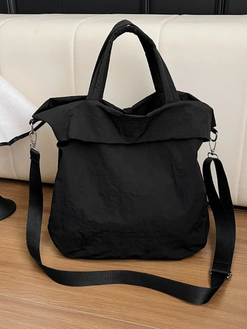CEEKAY Mattschwarze, gekräuselte Nylon-Umhängetasche, übergroße, weiche Umhängetasche mit einfacher Überschlagöffnung, breiter, verstellbarer Stoffriemen, lässige Handtasche – Detail 14