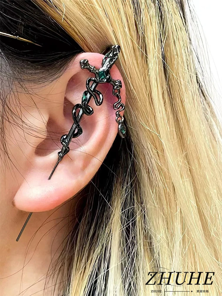 

ZHUHE Black And White Iced Serpentine Piercing Ear Needle New Gothic Style Men's And Women's Jewelry Party Gift