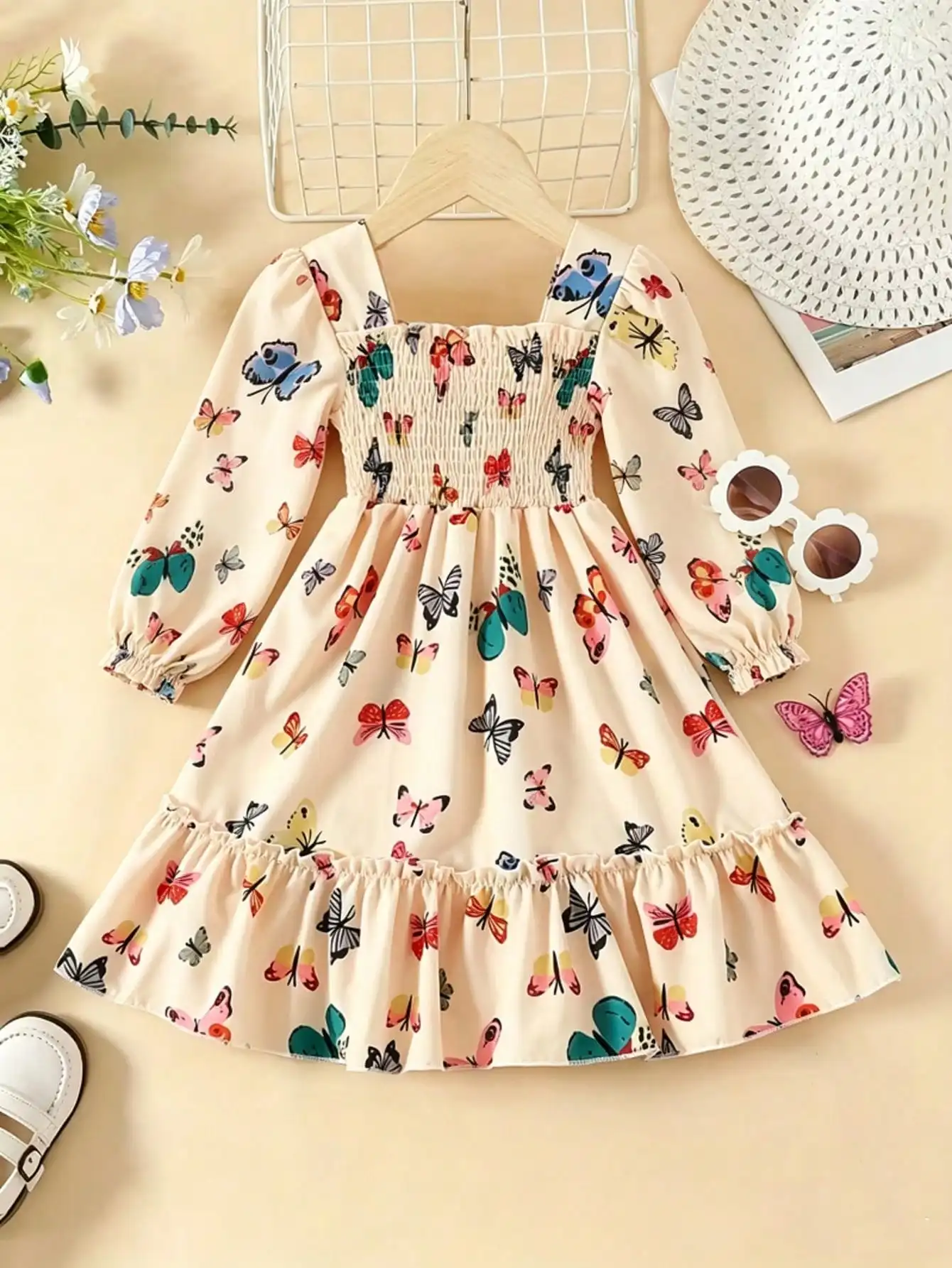Mädchen-Herbstkleid mit quadratischem Kragen, langen Ärmeln, tailliertem Schnitt, Schmetterlingsmuster und mittellangem Rock, Kinderbekleidung. – Detail 4