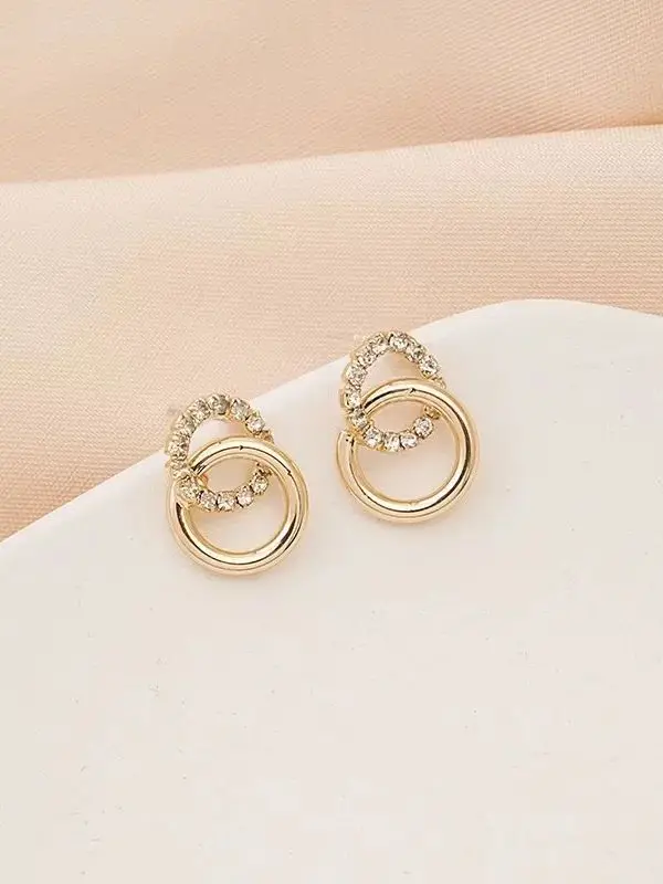 A Pair of Women's Fashionable Earrings with Diamond-Encrusted Circles, Simple and Exquisite Earrings Suitable for Daily Wear