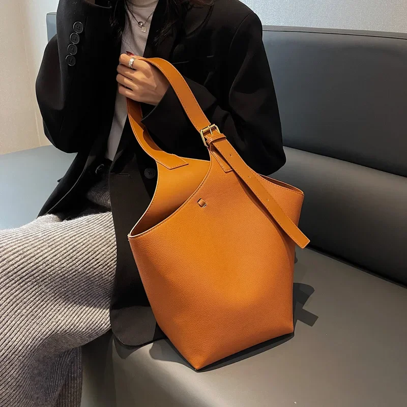 High quality shoulder bag for women large capacity retro fashion work commuting underarm bag simple casual crossbody bucket bag