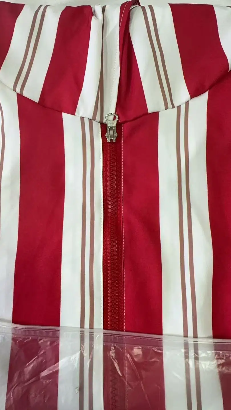 Przez Bliski Wschód w ciągu jednej sekundy! Garnitur z okrągłym dekoltem odblokowuje tajemniczy egzotyczny wygląd