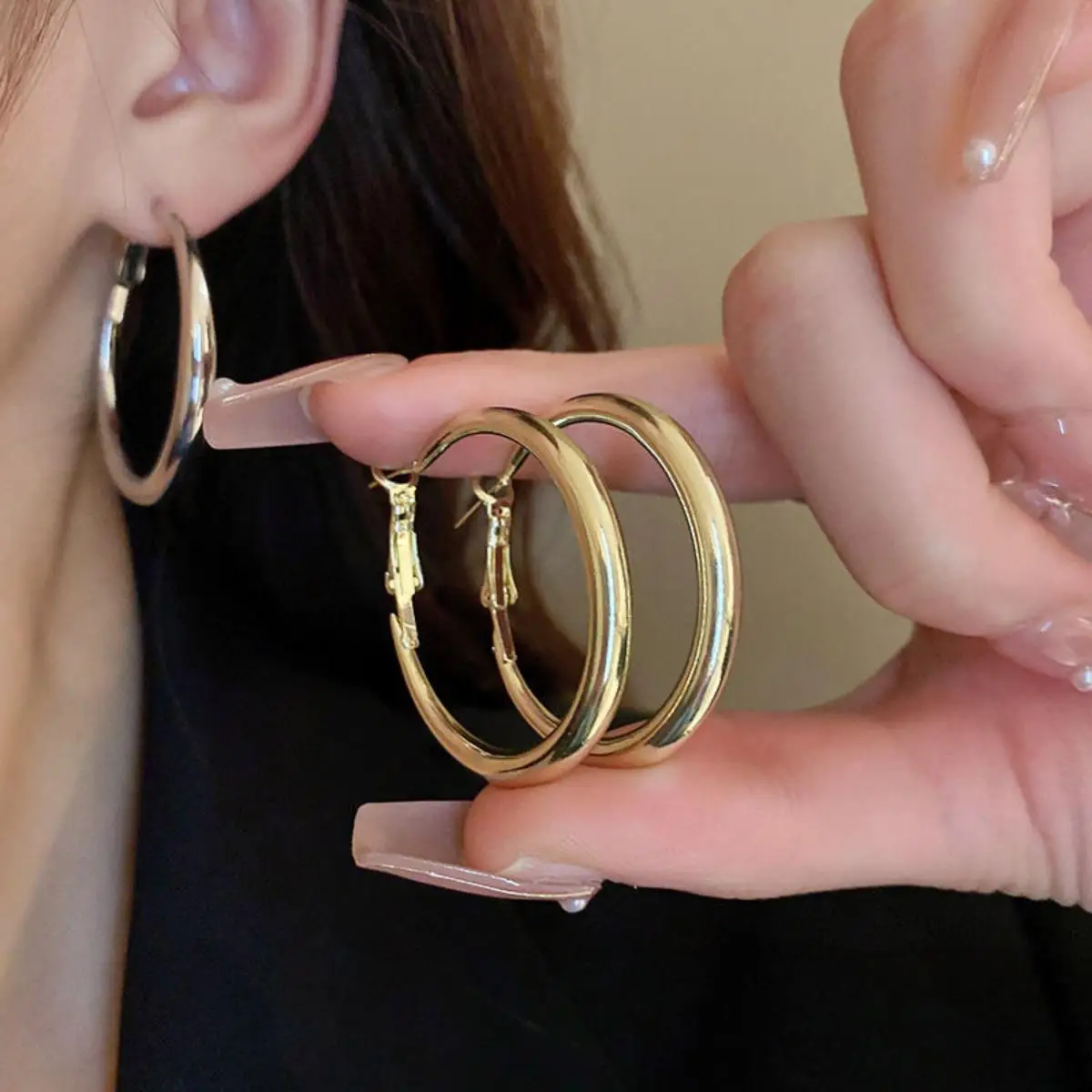 European and American exaggerated circle high-end personalized metal earrings, light luxury titanium steel earrings, large circl