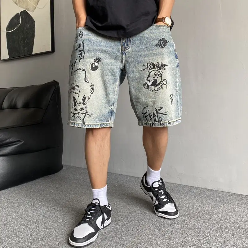 

Лето 2026, повседневные красивые джинсовые шорты с принтом граффити в стиле ретро, мужские свободные трендовые полубрюки в стиле хип-хоп, джинсы с графическим рисунком
