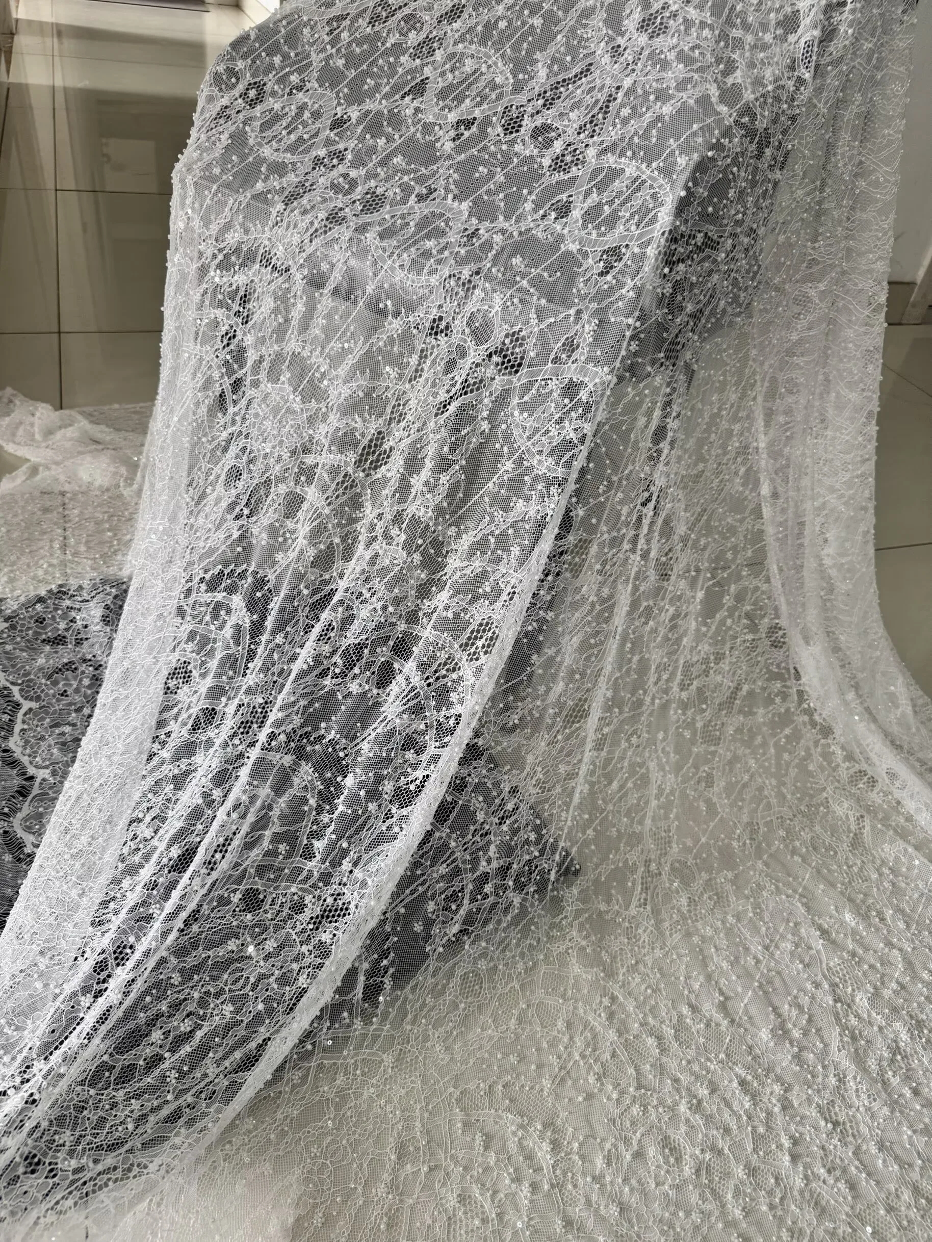 tissu-europeen-en-dentelle-brodee-de-perles-materiel-pour-robe-de-mariee-bricolage-accessoires-appliques-a-la-mode-nouvelle-collection-2025