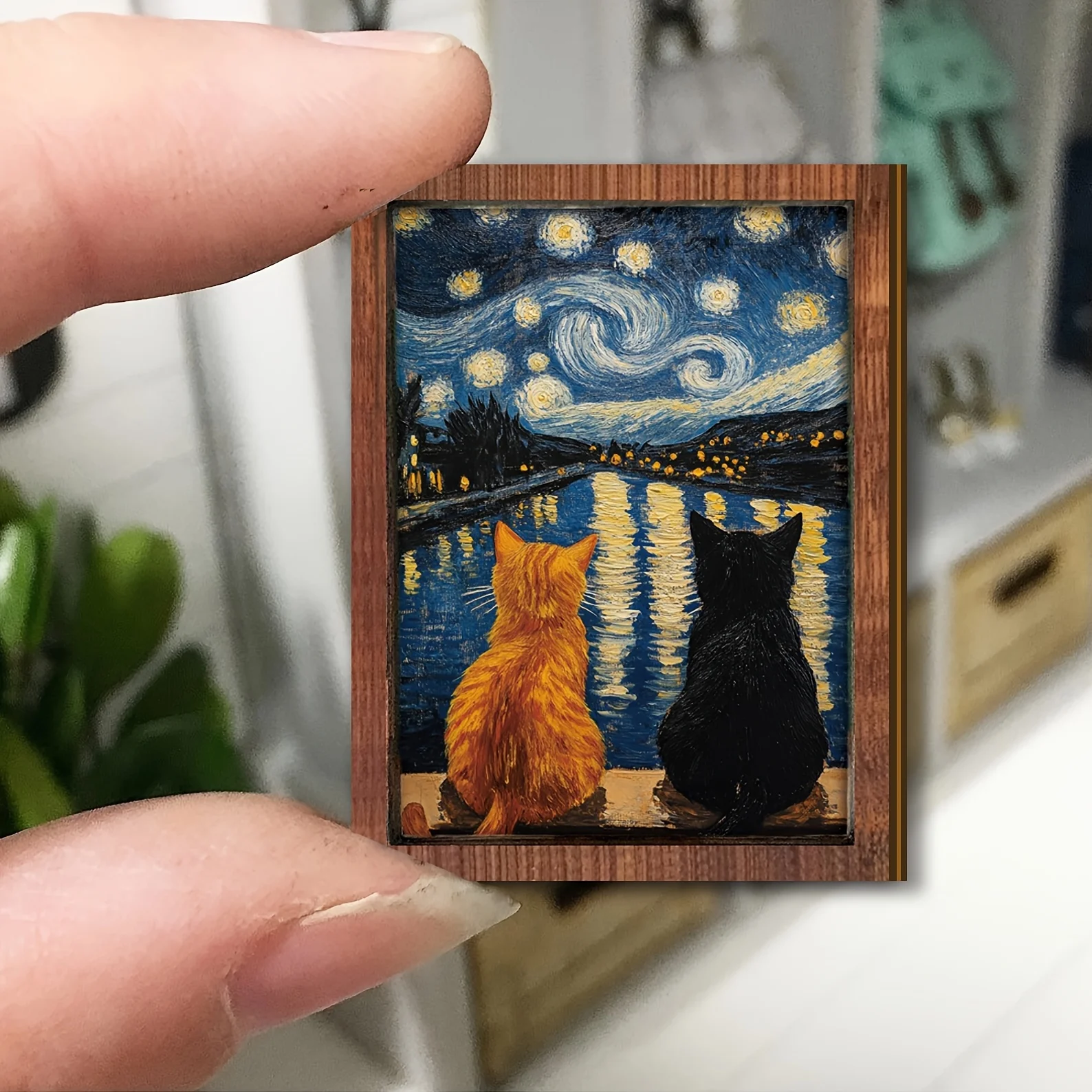 Mini impression artistique « Nuit étoilée » avec chats, décoration encadrée en bois inspirée de Van Gogh, idéale pour maison de poupée, bureau et petits espaces.