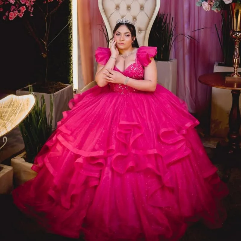 Vestido Rosa Pink Off-Shoulder com Cristais e Glitter, Camadas de Renda, Cauda Longa, Vestido de 15 Anos Personalizado