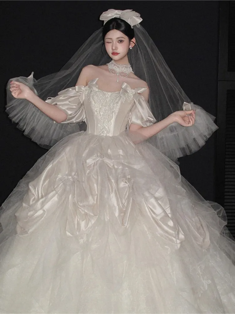 

A new one-shoulder light luxury niche and dress with heavy trailing main thread