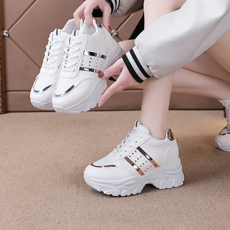 Sepatu Sneakers Wedge kasual wanita, sepatu kets kulit PU bertali 2024, sepatu Sneakers divulkanisir baru luar ruangan antiselip