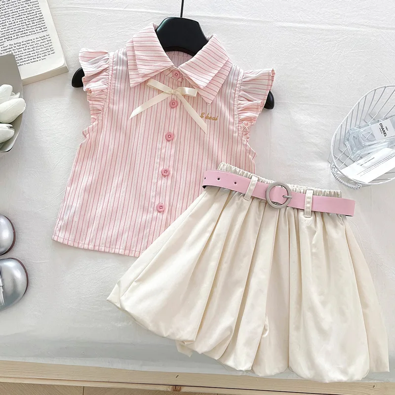 

Полосатый комплект с маленькими летящими рукавами и полосатым топом для девочек, новинка 2024, летние шорты в стиле принцессы, модный комплект из двух предметов