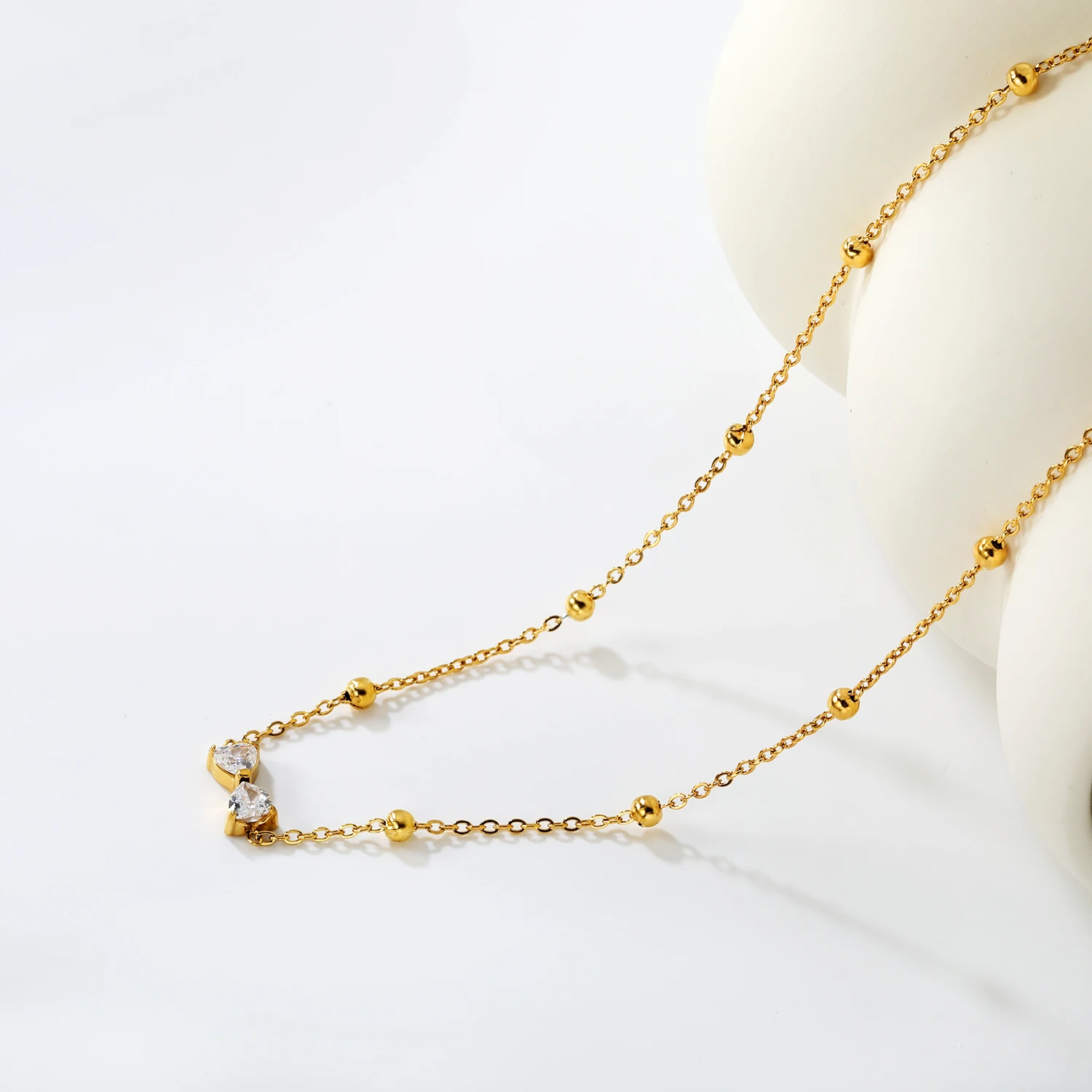 Modische Schleifenkette mit Weißem Zirkon, Edelstahl-Schmuck, Leichtes Luxus-Nischen-Accessoire für Frauen, Niedliches Alltags-Geschenk