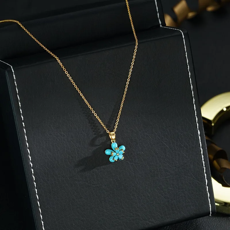 Simple, light, luxurious, fresh, blue ice flower pendant to reduce age and appear youthful. Necklace