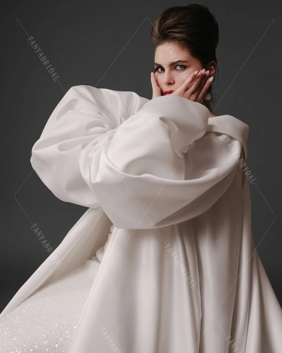 أنيقة انفصال الساتان الزفاف كيب منتفخ قصيرة الأكمام قطار طويل الزفاف التفاف سترة موضة اكسسوارات الزفاف TSWD919