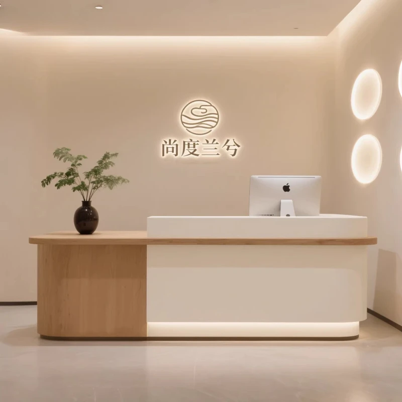 

Эстетичные коричневые стойки ресепшн с дизайнерским дизайном и местом для хранения, роскошные стойки для учреждений, мебель для салонов красоты, стойки для приёмных, мебель для ресепшн