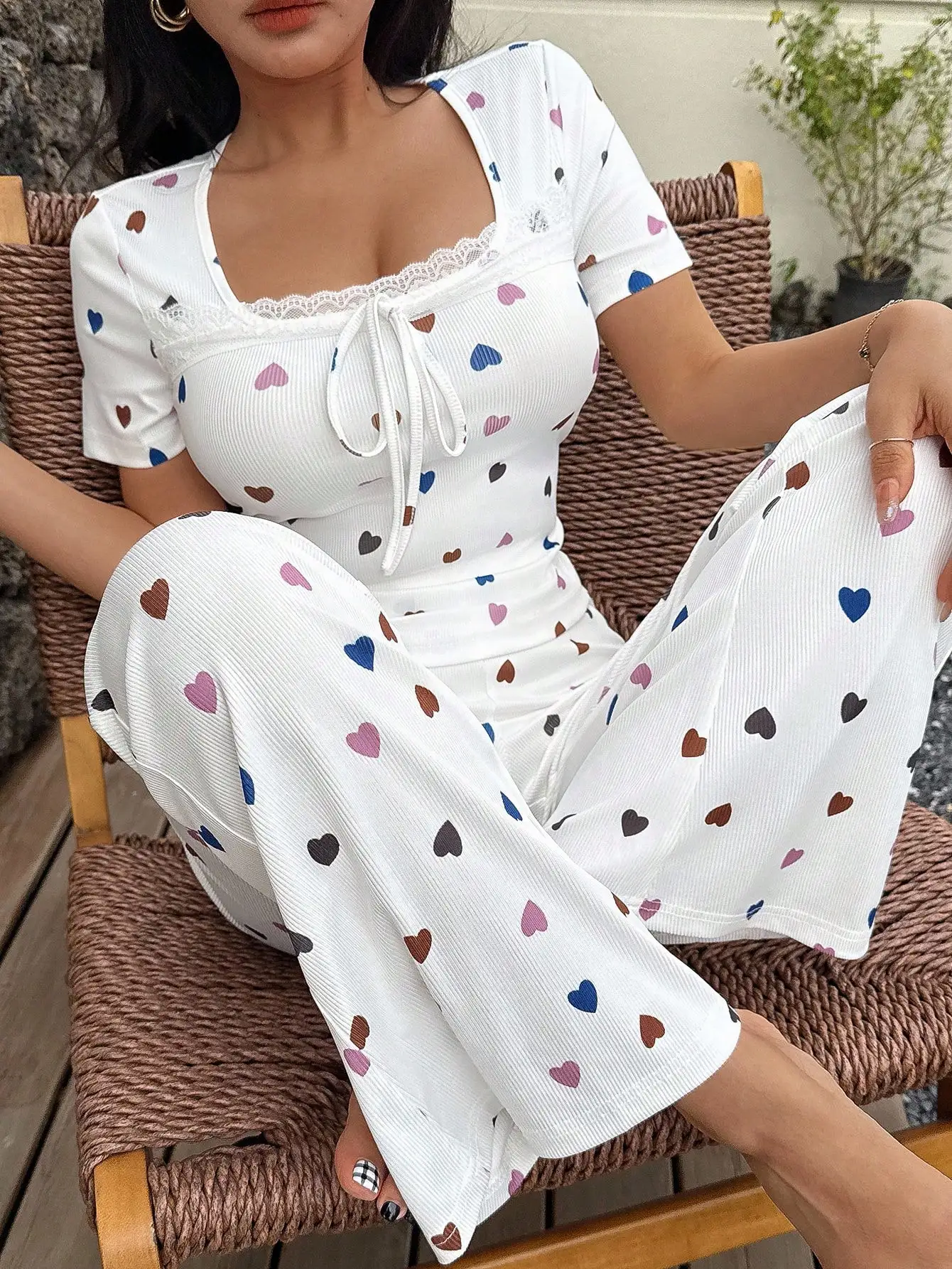 

Женский пижамный комплект с квадратным вырезом и принтом в виде сердечек, с брюками-клеш, в рубчик, для отдыха