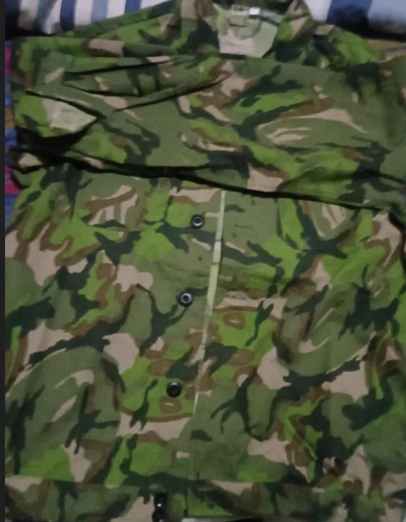 Uniforme táctico camuflaje militar con chaqueta y pantalones - imagen 3