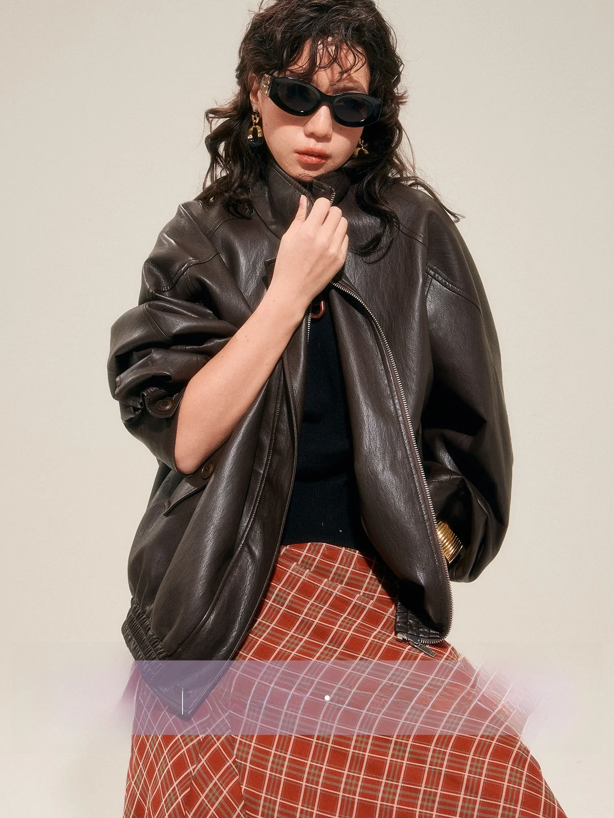 

Экологичная куртка из протеиновой кожи в повседневном стиле с длинными рукавами, на молнии, свободного кроя, с воротником-стойкой и складной отделкой