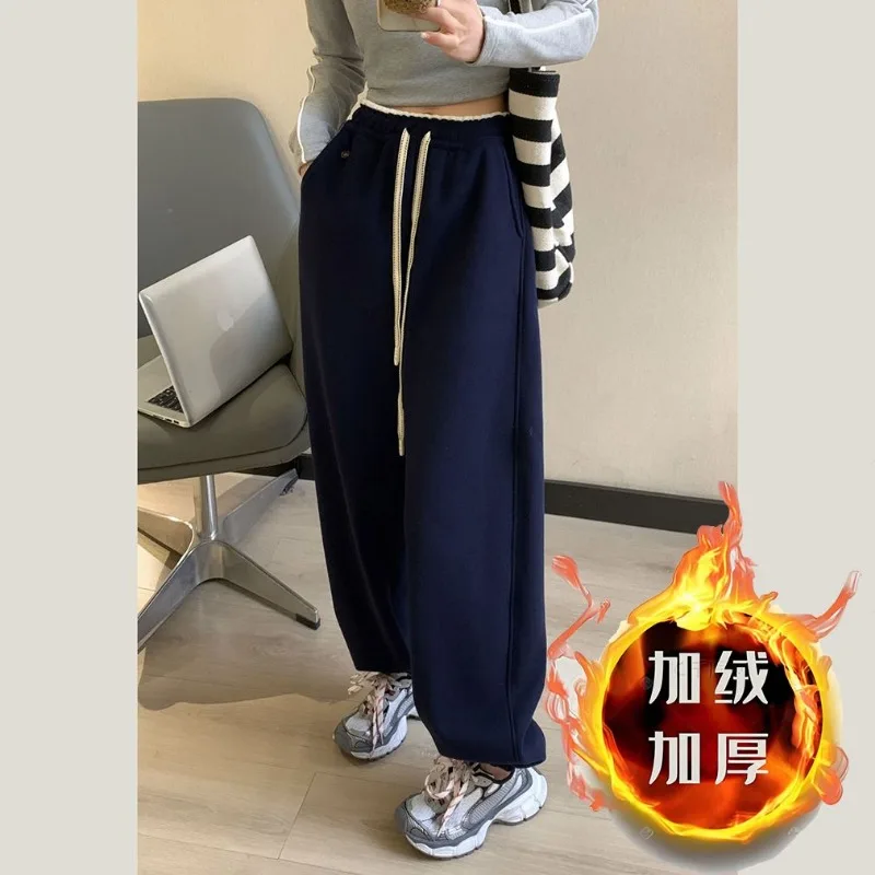 Calça de moletom cinza esportiva de veludo 2025 outono e inverno novas calças casuais soltas e drapeadas leggings para mulheres