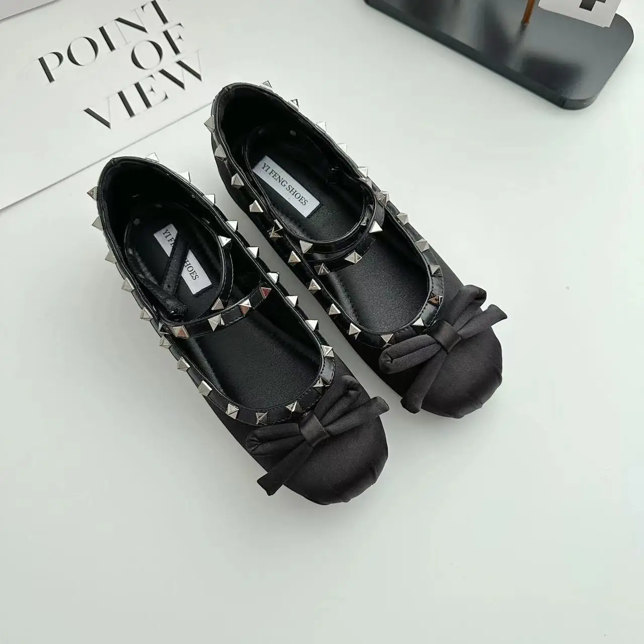 

Женские черные лакированные кожаные туфли Мэри Джейн со скрытым каблуком 4 см, круглый носок, металлические треугольные шпильки, регулируемый ремешок с пряжкой, шелковый бант