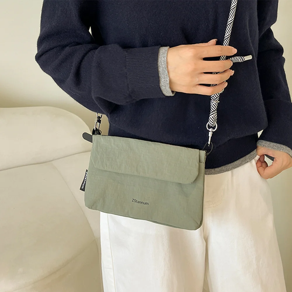 Damen-Umhängetasche, Handtasche im Umschlagstil, aus faltigem Stoff, mit verstellbarem, geflochtenem Träger, leichte Tasche für den täglichen Gebrauch. – Detail 1