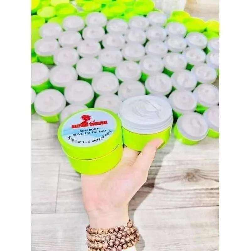 kem-body-bong-da-tai-tao-super-white-formule-eclaircissante-reduit-les-taches-brunes-et-nourrit-pour-une-peau-lisse-et-eclatante