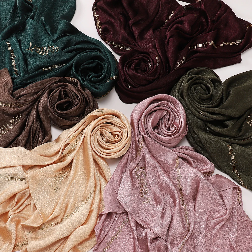 Luxuriöser Glitzer-Hijab mit Strassrand aus Seidensatin – Modischer islamischer Kopftuch-Schal für Damen – Detail 8
