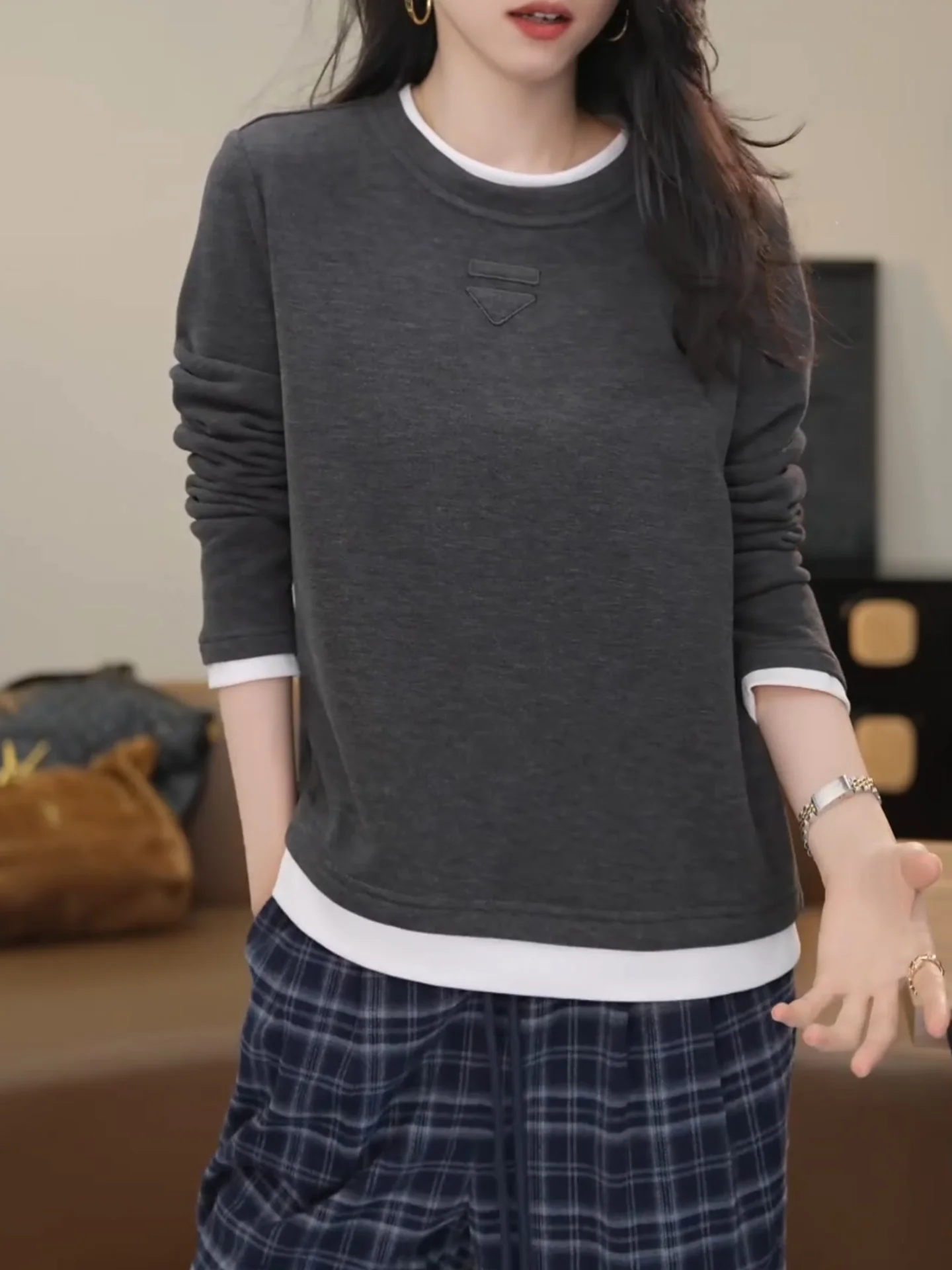 

Новая женская толстовка с длинным рукавом 2025 года: повседневная, с цветовыми блоками, стройнящим дизайном, универсальная, свободного кроя, комфортная, осенняя.