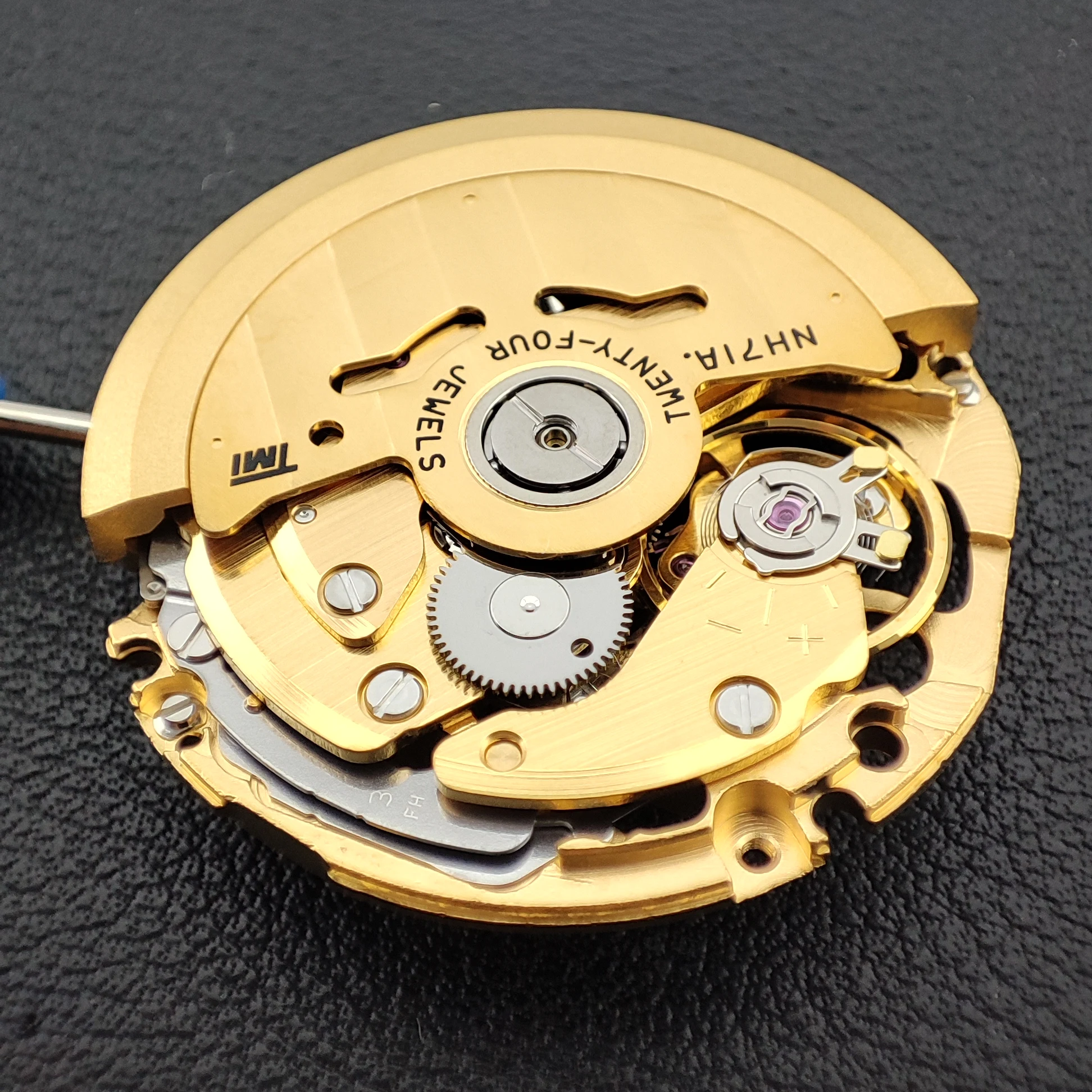 Gerakan NH71 Gerakan Otomatis Mekanis Kerangka Emas 24 Permata Ketepatan Tinggi Timekeeping 3 Tangan Gerakan Jam Tangan NH71A