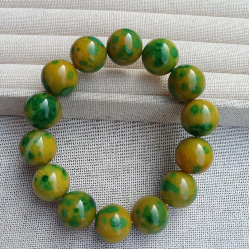 

Изысканный браслет из желто-зеленого агата с бусинами подходит для повседневного ношения.