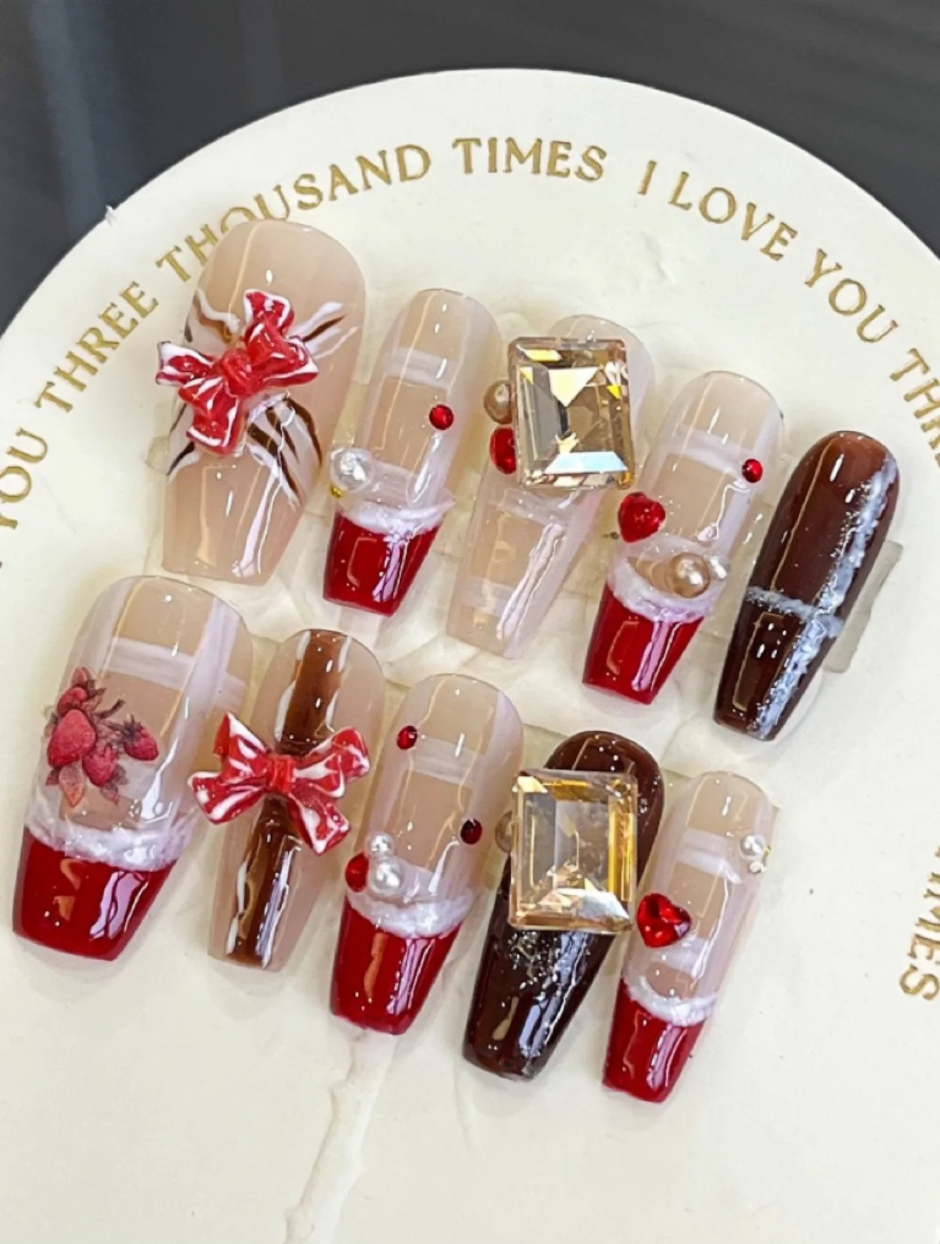 Set navideño de 10 piezas de adornos para uñas con motivos de fresas y lazos de terciopelo rojo, estilo terciopelo rojo navideño, lazos 3D con rayas rojas y blancas y pegatinas de fresas, crea un ambiente festivo, dulce y de estilo retro.