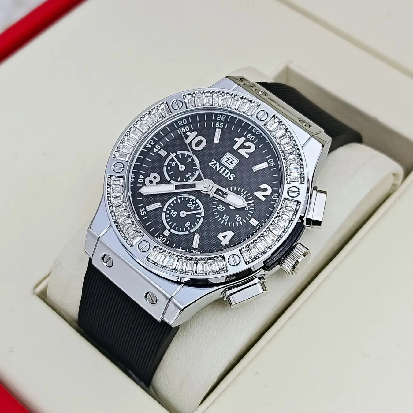 Fashionable Men's Watch with Diamond Inlays, High-Quality Finish, Skin-Friendly and Durable Silicone Strap, Classic Punk-Style Quartz Watch for Men, a Must-Have Item for Trendy Street Style, Precise Timekeeping