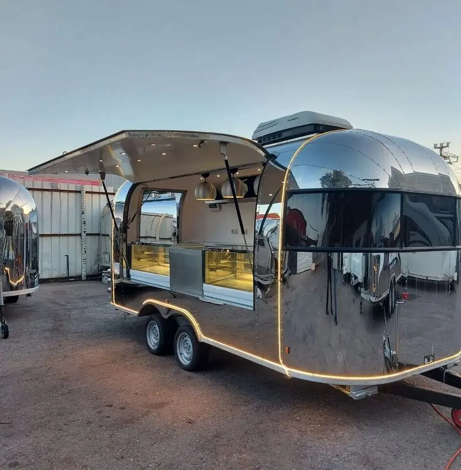 Мобильный кухонный прицеп большой емкости с двойными зонами приготовления пищи, созданный для занятых мероприятий и общественного питания